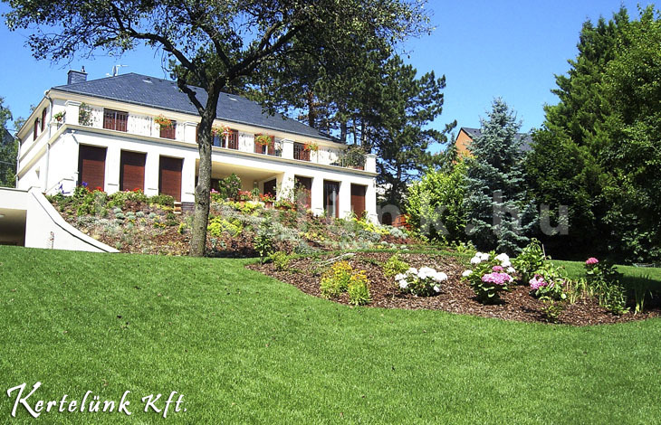 Budapesti lejtős kert kialakítása a 12. kerületben