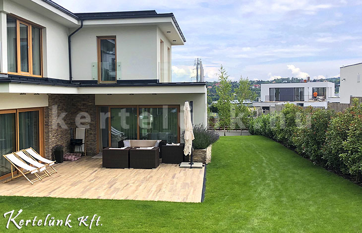 Szép, tágas lett a hátsó kert. Sövénynek babérmeggyet ültettünk.